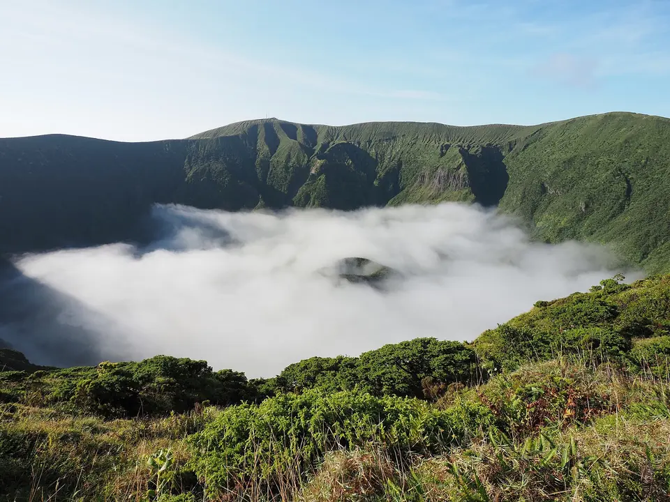 Wolkengefüllte Caldera auf Faial mit dem Cabeço Gordo