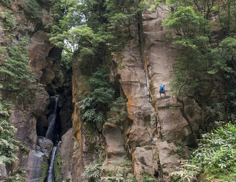 Canyoning-ryhmä laskeutuu köysien varassa Salto do Cabritolla
