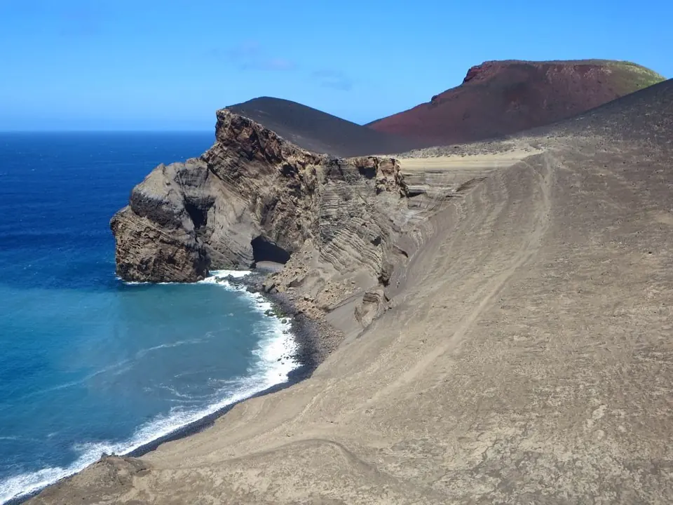 Der Vulkan Capelinhos und der alte Leuchtturm an der Westspitze von Faial