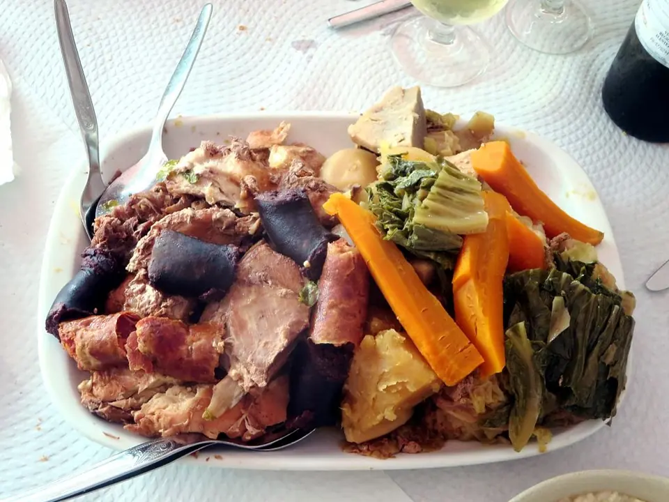 Ein Teller Cozido das Furnas mit Fleisch, Wurst und Gemüse
