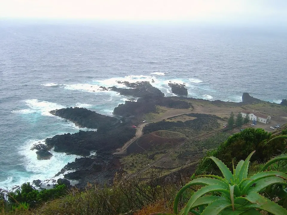 Lavaklipper og brenninger ved Ponta da Ferraria