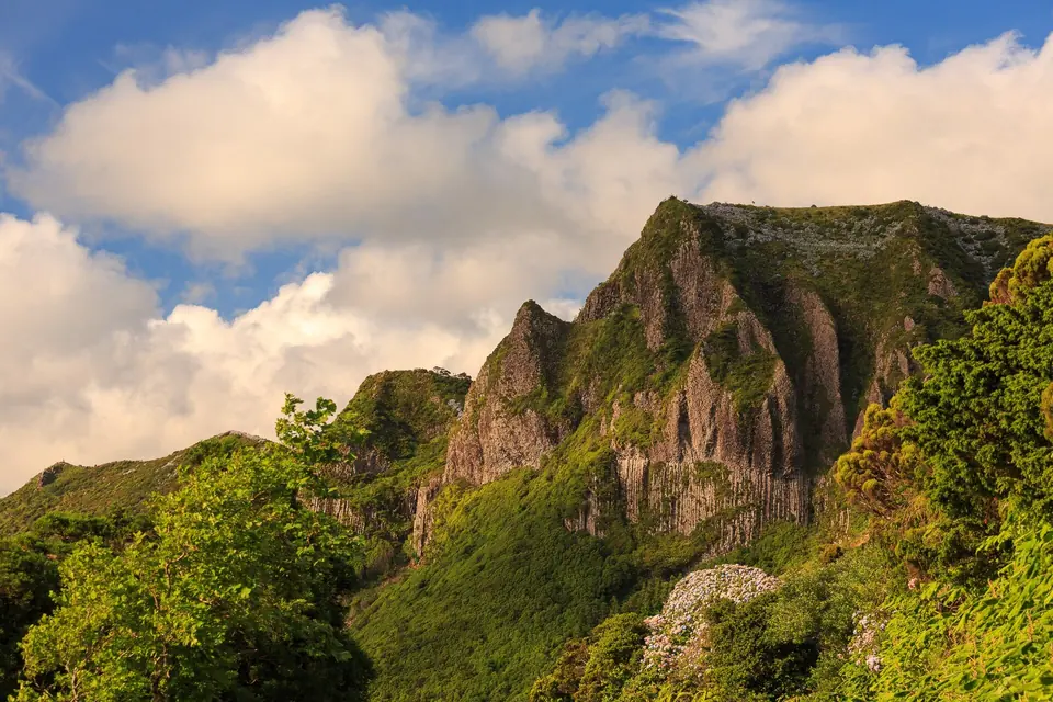 Die Basaltwand Rocha dos Bordões auf Flores