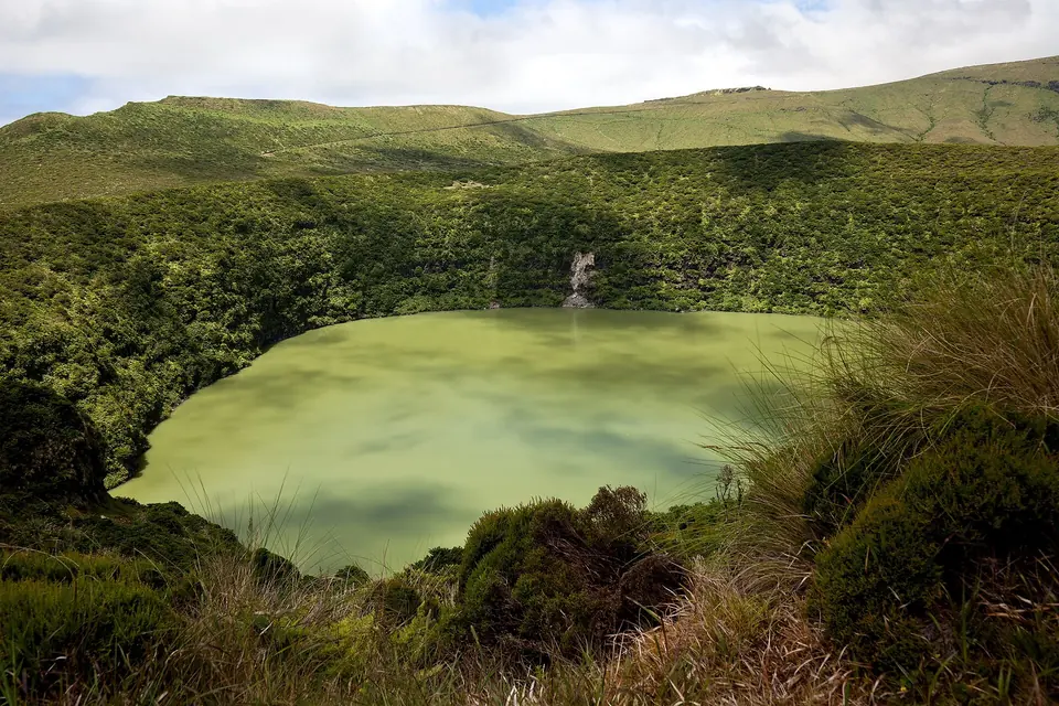 Der Kratersee Lagoa Funda auf Flores