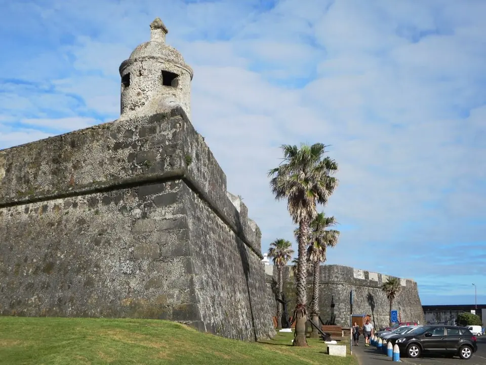 Die Festung Forte de São Brás am Hafen von Ponta Delgada