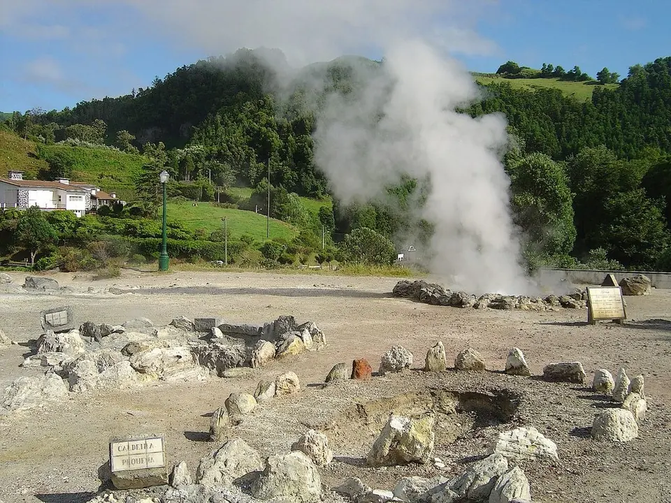 Dampf steigt aus den heißen Quellen, den Caldeiras, in Furnas auf