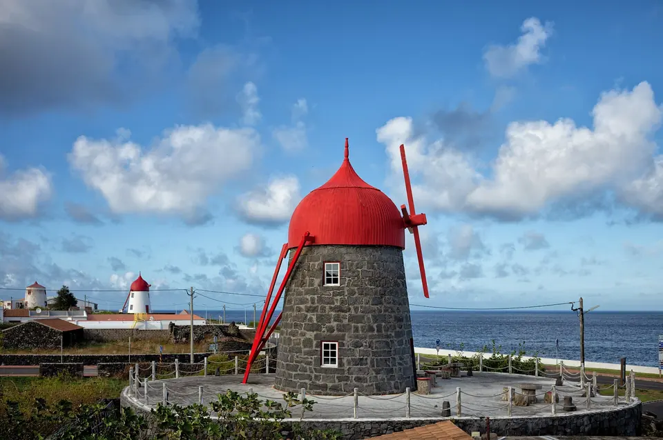 Windmühle mit roter Kuppel auf Graciosa