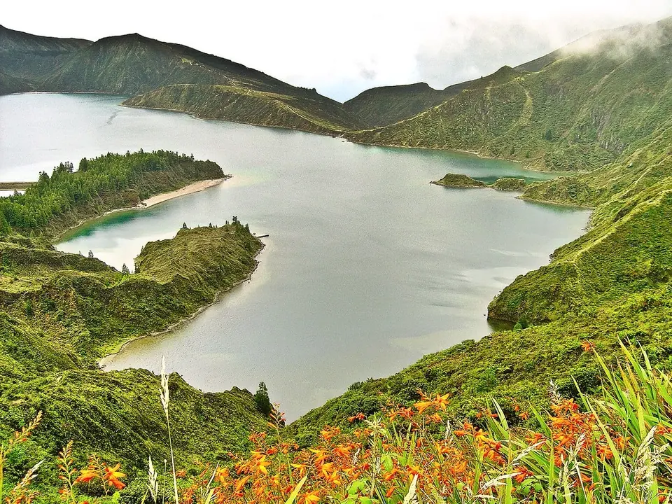 Lagoa do Fogo hiekkarantoineen ja vihreine kraatterin reunoineen