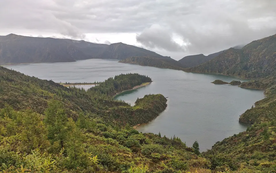 Die Lagoa do Fogo, der „Feuersee“, im Krater mitten auf São Miguel