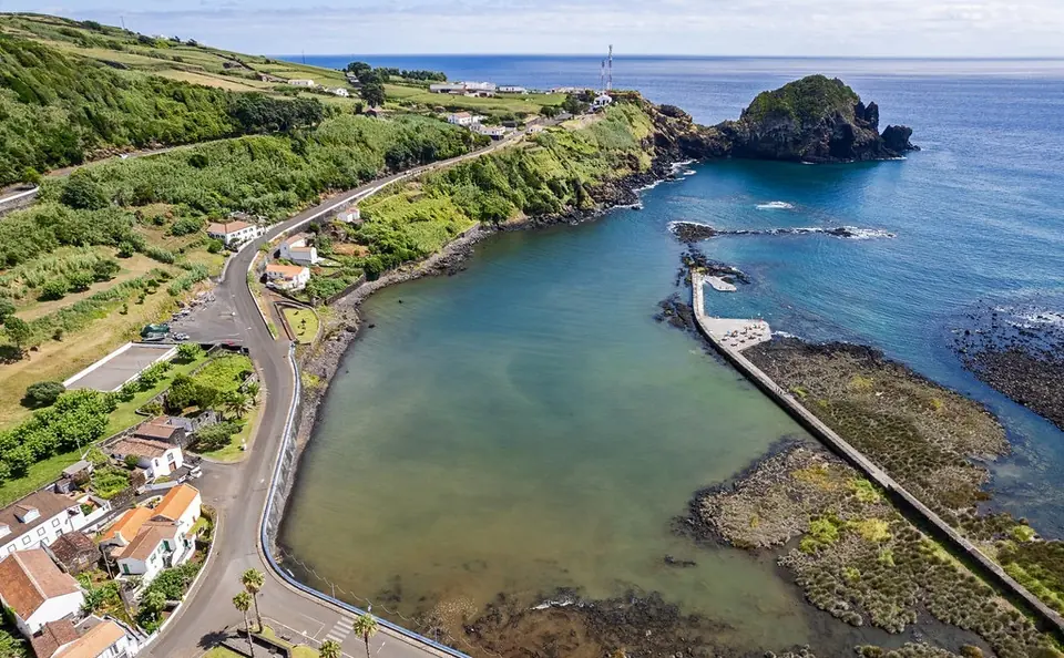 Havna og lagunen i Lajes do Pico ovenfra