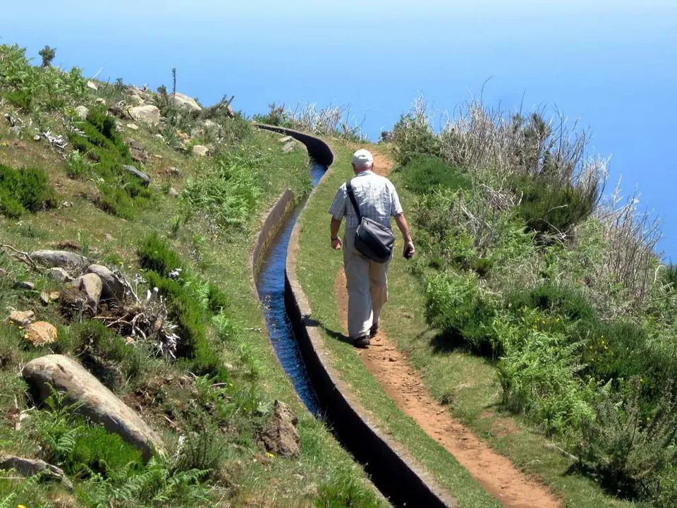Wanderer entlang einer Levada auf Madeira