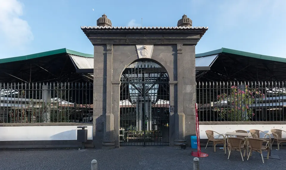 Das Eingangstor der Markthalle Mercado da Graça
