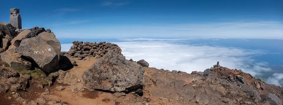 Lavasteiner på toppen av Montanha do Pico over skyene