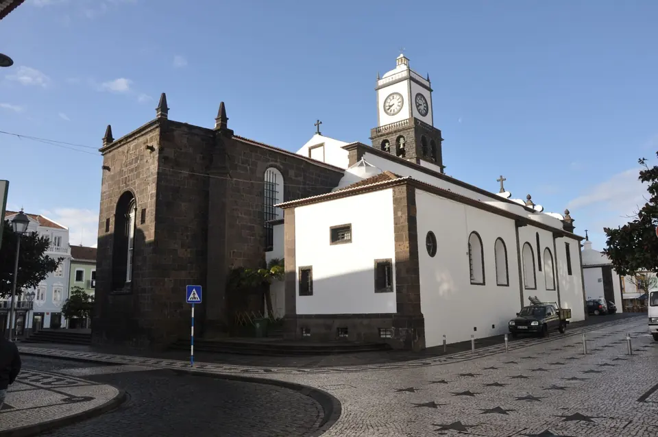 Die Igreja Matriz in Ponta Delgada mit Glockenturm und schwarz-weißer Steinfassade
