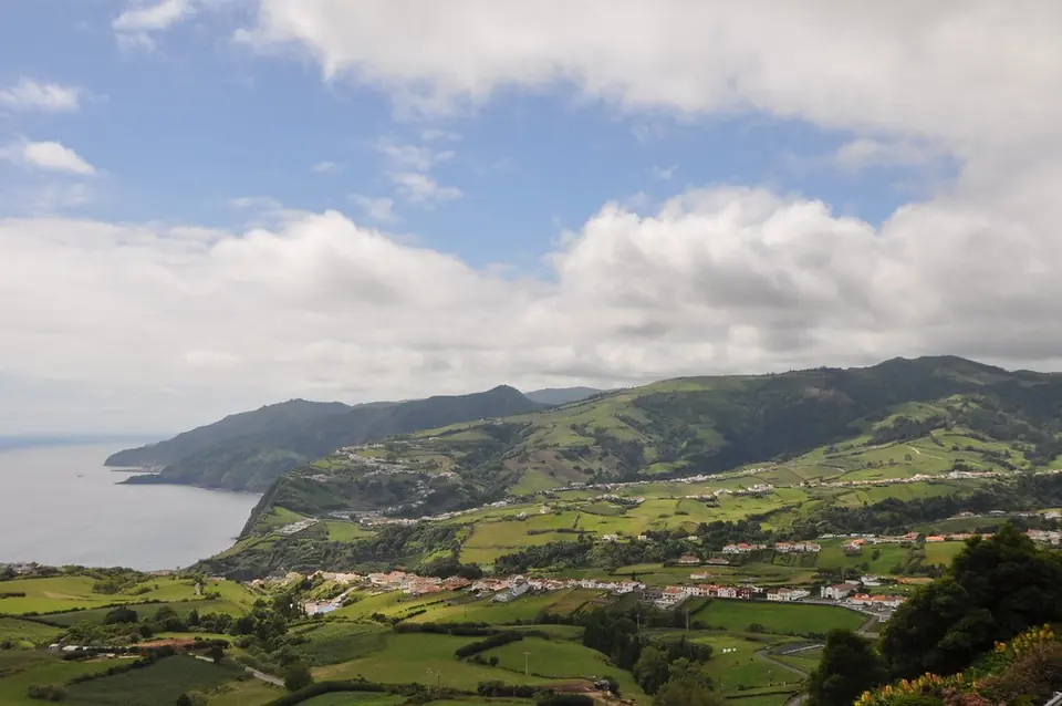 Der Südosten von São Miguel mit Povoação und den Küstenbergen