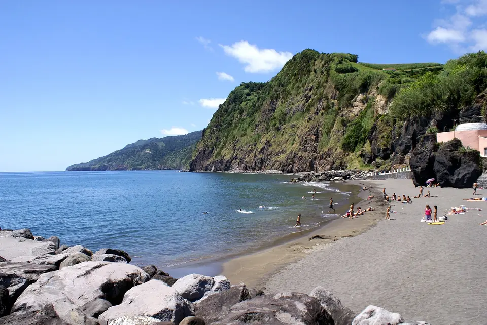 Stranden i Povoação med badende