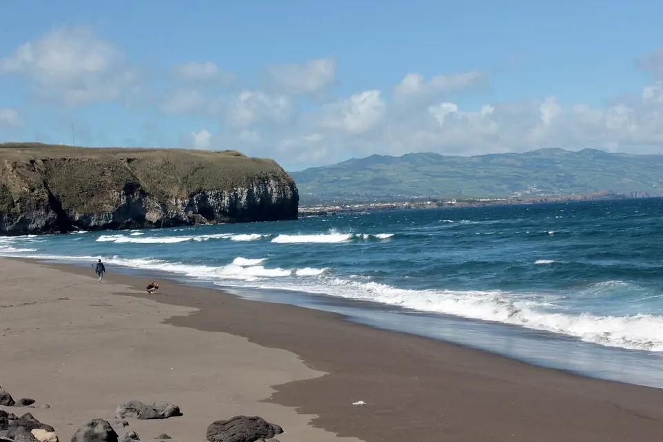 Den svarte sandstranden Santa Bárbara ved Ribeira Grande