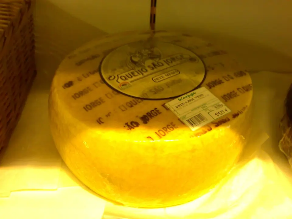 Ein ganzer Laib Käse von São Jorge
