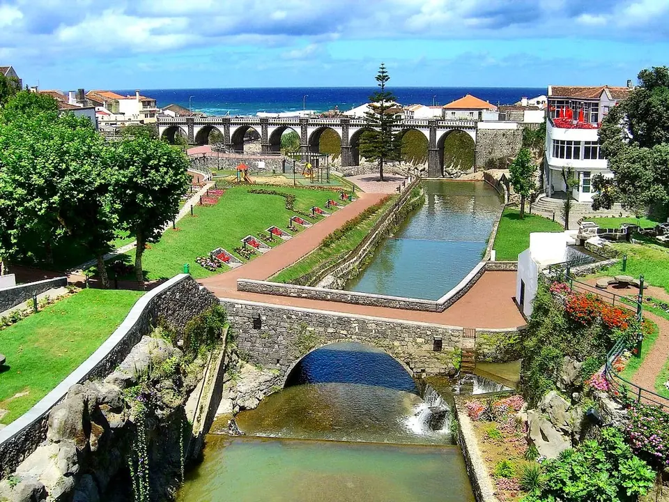 Stadtpark und Brücke in Ribeira Grande