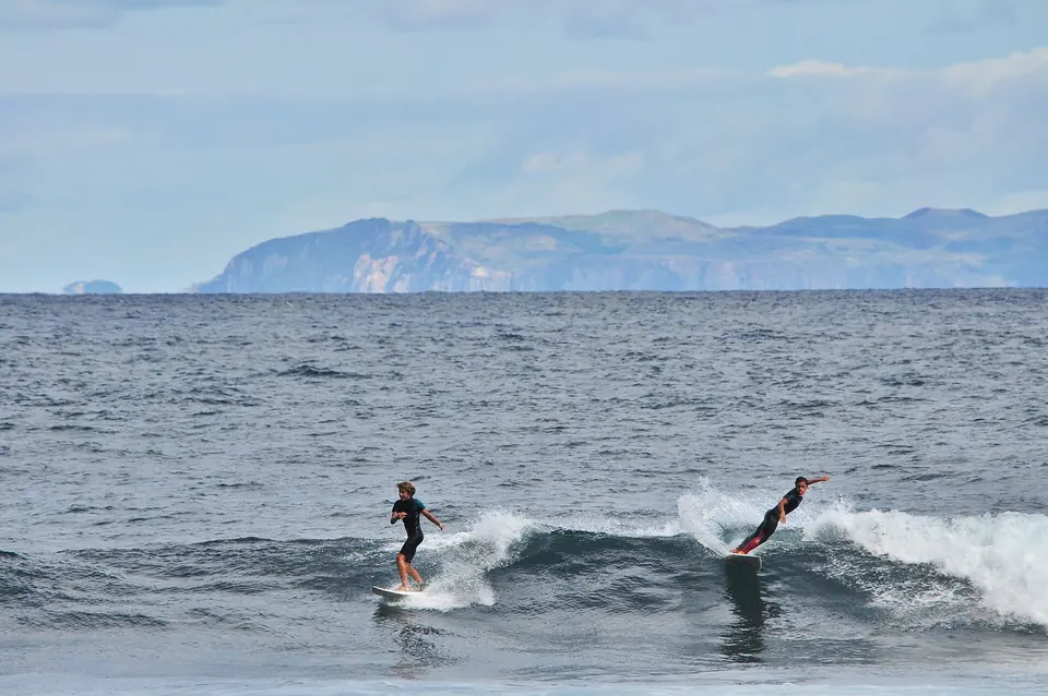 Surffaajia aalloilla Fajã da Caldeira de Santo Criston edustalla