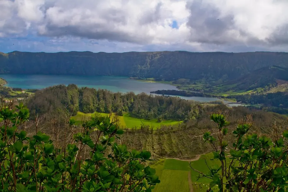 Die Caldera von Sete Cidades mit Seen und grünen Hängen