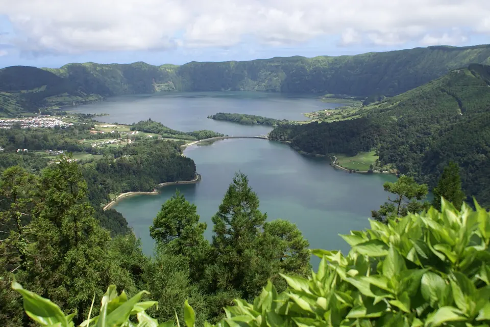 Lagoa Azul und Lagoa Verde in Sete Cidades, gesehen vom Vista do Rei