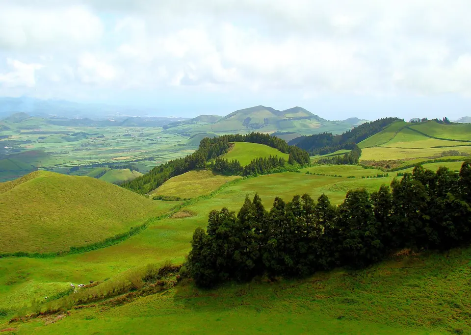 Grüne Hügel und Weiden im Westen von São Miguel