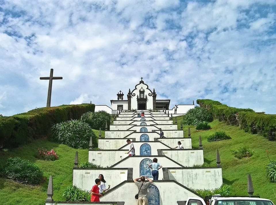 Portaat Nossa Senhora da Pazin kappelille Vila Franca do Campon yllä